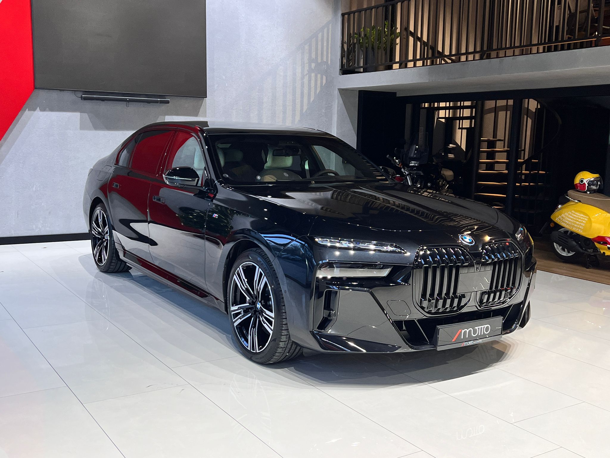 BMW i7 M Excellence Arka Ekran-Otomotik Kapı